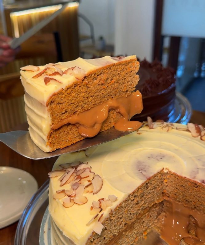 Porción de torta de zanahoria